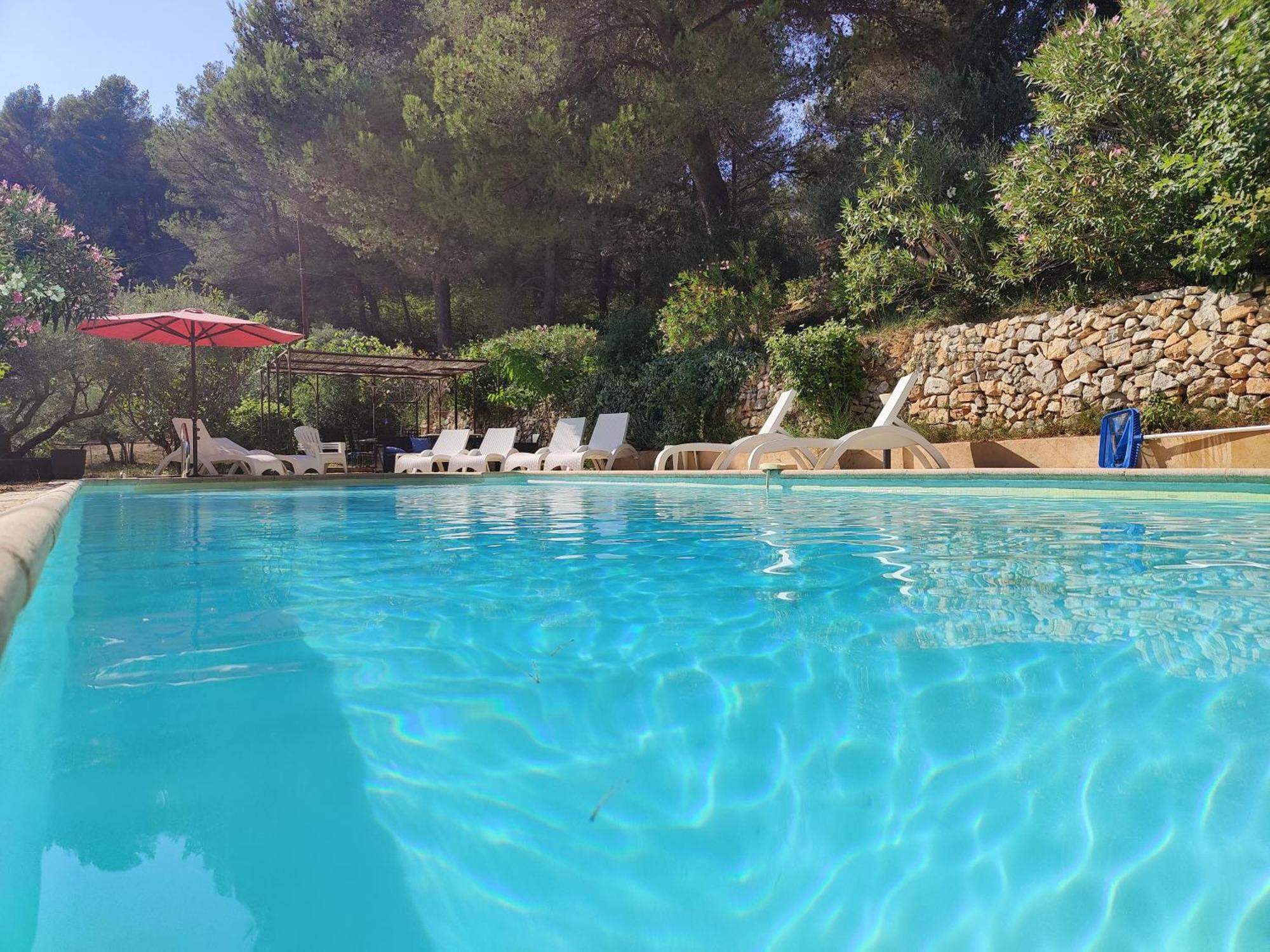 Villa Cigalons En Pleine Pinede Avec Piscine Chauffee De Mai A Septembre Auriol Luaran gambar